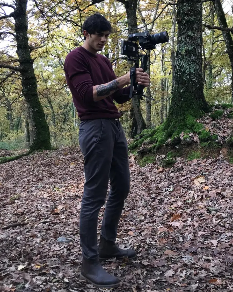 Giacomo Lommi nel 2018 in un bosco in autunno, con la camera su gimbal in mano